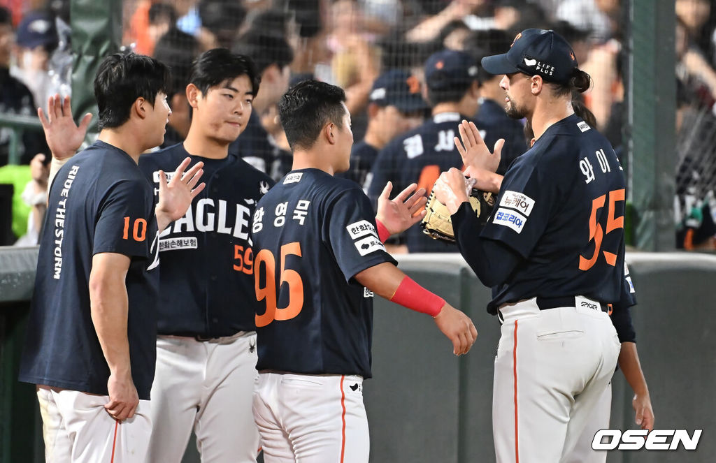 9일 부산 사직야구장에서 2025 신한 SOL 뱅크 KBO 리그 롯데 자이언츠와 한화 이글스의 경기가 열렸다. 홈팀 롯데는 박세웅이, 방문팀 한화는 와이스가 선발 출전했다.한화 이글스 와이스가 6회말 2사 3루 롯데 자이언츠 박찬형을 우익수 플라이 아웃으로 잡고 동료들과 하이파이브를 하고 있다. 2025.09.09 / foto0307@osen.co.kr