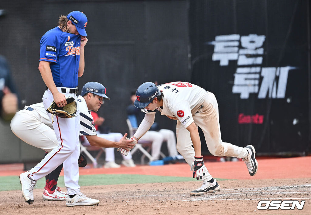 15일 부산 사직야구장에서 2024 신한 SOL 뱅크 KBO 리그 롯데 자이언츠와 한화 이글스의 경기가 열렸다. 롯데 전준우가 4회말 1사 1,3루 윤동희의 좌중간 2타점 2루타 때 득점을 올린 나승엽과 하이파이브를 하고 있다. 왼쪽은 아쉬워하는 한화 투수 와이스. 2024.09.15 / foto0307@osen.co.kr