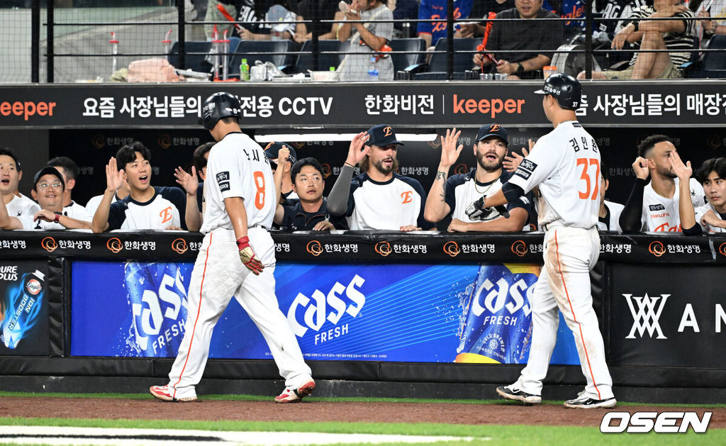 20일 오후 대전 한화생명볼파크에서 2025 신한 SOL Bank KBO리그 한화 이글스와 두산 베어스의 경기가 열렸다.한화는 조동욱, 두산은 곽빈을 선발로 내세웠다.6회말 2사 1,2루에서 한화 하주석의 중월 2타점 적시 2루타 때 홈을 밟은 노시환과 김인환이 환호하고 있다. 2025.08.20 /sunday@osen.co.kr