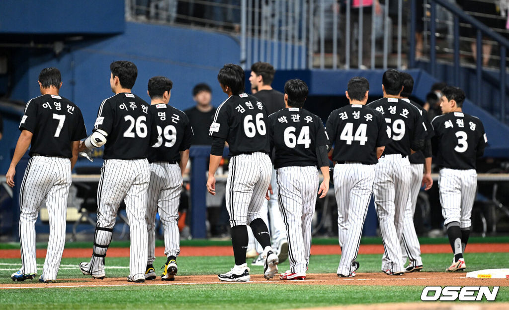프로야구 최하위 키움 히어로즈가 1위 LG 트윈스에 뼈아픈 패배를 안겼다. 키움은 9일 서울 고척스카이돔에서 열린 ‘2025 신한은행 SOL Bank KBO리그’ LG와의 경기에서 11-2로 승리했다. 경기 종료 후 LG 선수들이 그라운드를 빠져 나가고 있다. 2025.09.09 /sunday@osen.co.kr