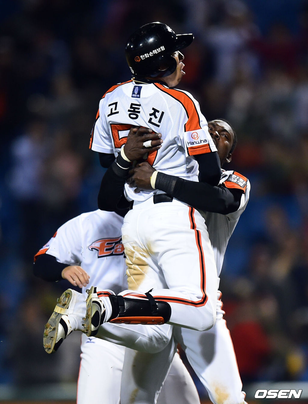 10회말 무사 2루 한화 고동진이 끝내기 안타를 친 뒤 펠릭스 피에의 축하를 받고 있다. 2014.04.19 /soul1014@osen.co.kr