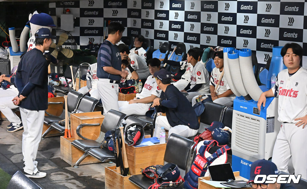 9일 부산 사직야구장에서 2025 신한 SOL 뱅크 KBO 리그 롯데 자이언츠와 한화 이글스의 경기가 열린다. 홈팀 롯데는 박세웅이, 방문팀 한화는 와이스가 선발 출전한다.롯데 자이언츠 선수들이 더그 아웃에서 경기 개시를 기다리고 있다. 2025.09.09 / foto0307@osen.co.kr