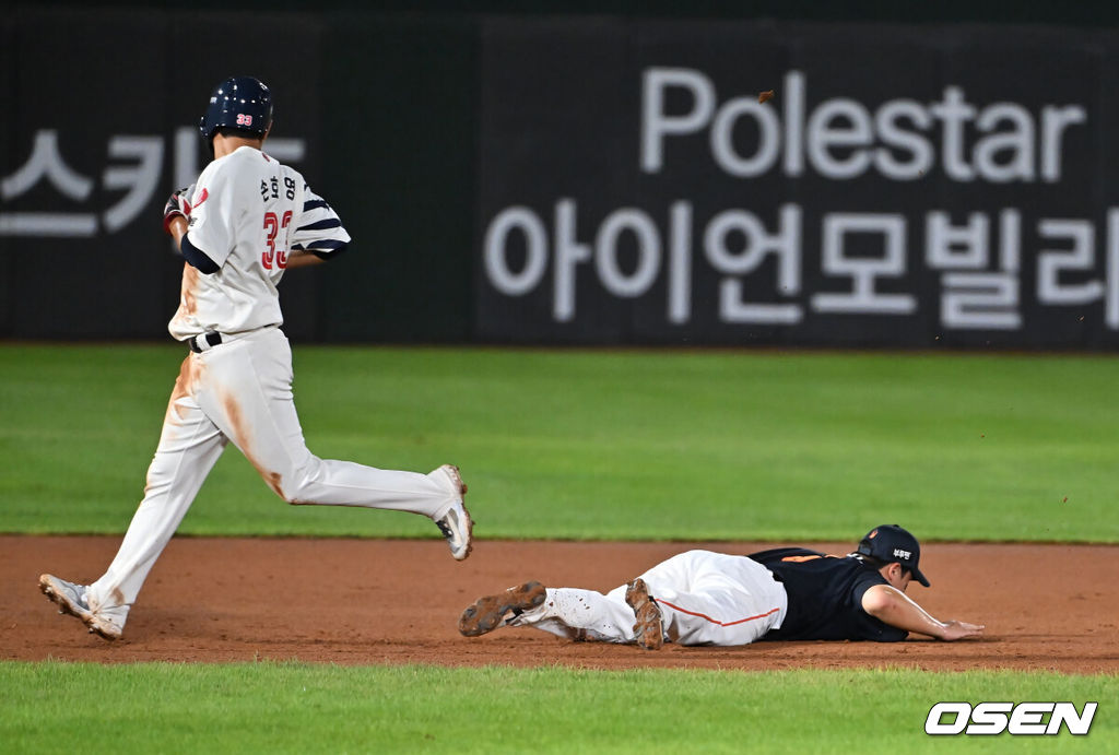 9일 부산 사직야구장에서 2025 신한 SOL 뱅크 KBO 리그 롯데 자이언츠와 한화 이글스의 경기가 열렸다. 홈팀 롯데는 박세웅이, 방문팀 한화는 와이스가 선발 출전했다.한화 이글스 노시환이 7회말 2사 2루 롯데 자이언츠 정훈의 타구를 몸을 날려 잡고 있다. 2025.09.09 / foto0307@osen.co.kr
