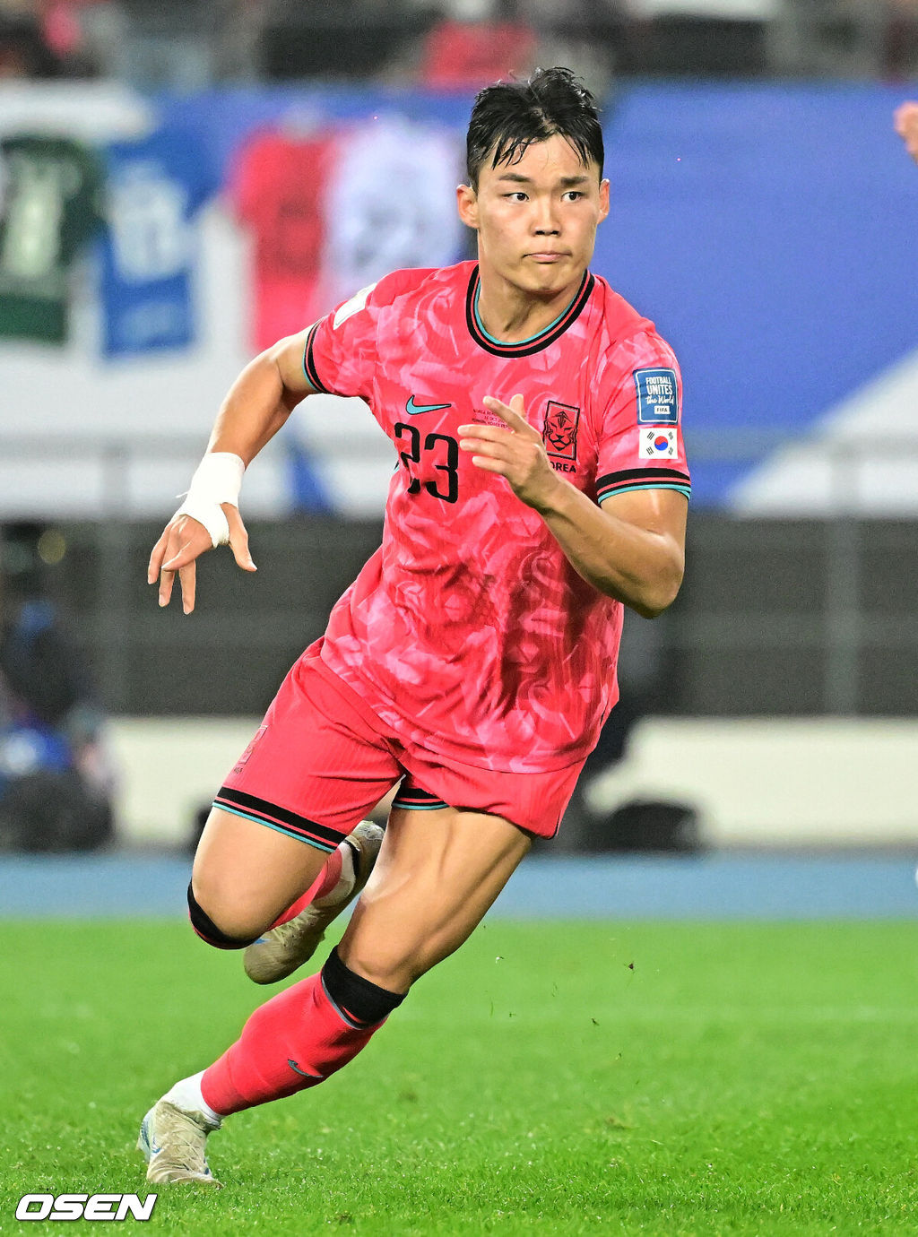 한국이 홈에서 시원한 승리를 거뒀다.홍명보 감독이 이끄는 한국 축구대표팀은 15일 오후 8시 용인미르스타디움에서 이라크와 2026 국제축구연맹(FIFA) 북중미월드컵 아시아지역 3차예선 B조 4차전을 치러 3-2로 이겼다.한국은 3승 1무, 승점 10을 기록하며 조 1위를 유지했다. 이라크는 2승 1무 1패, 승점 7로 2위. 3차 예선 1, 2위 팀은 북중미월드컵 본선 직행 티켓을 확보하는 가운데, 한국이 유리한 고지를 점했다.후반 대한민국 오현규가 2-1로 앞서가는 골을 성공시키며 기뻐하고 있다. 2024.10.15 / jpnews@osen.co.kr