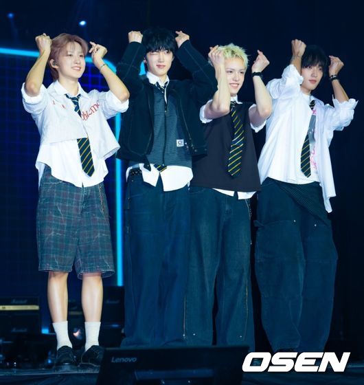 10일 오후 서울 송파구 올림픽공원 올림픽홀에서 신인밴드 AxMxP(에이엠피/주환,하유준,크루,김신) 첫 번째 앨범 ‘AxMxP’ 데뷔 쇼케이스가 진행됐다.  AxMxP는 FT아일랜드, 씨엔블루, 엔플라잉 등 정상급 밴드들을 탄생시킨 명실상부한 ‘밴드 명가’ FNC엔터테인먼트에서 10년 만에 론칭하는 신인 밴드다.  에이엠피(AxMxP) 멤버들이 포토타임을 갖고 있다. 2025.09.10 /rumi@osen.co.kr