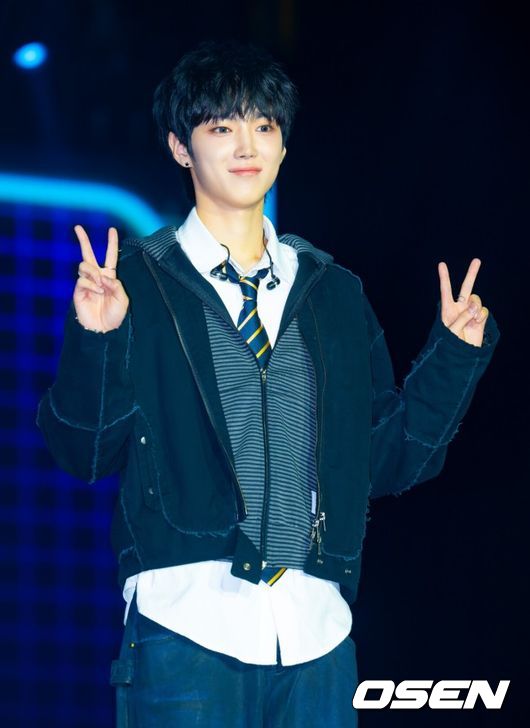 10일 오후 서울 송파구 올림픽공원 올림픽홀에서 신인밴드 AxMxP(에이엠피/주환,하유준,크루,김신) 첫 번째 앨범 ‘AxMxP’ 데뷔 쇼케이스가 진행됐다.  AxMxP는 FT아일랜드, 씨엔블루, 엔플라잉 등 정상급 밴드들을 탄생시킨 명실상부한 ‘밴드 명가’ FNC엔터테인먼트에서 10년 만에 론칭하는 신인 밴드다.  에이엠피(AxMxP) 멤버들이 포토타임을 갖고 있다. 2025.09.10 /rumi@osen.co.kr