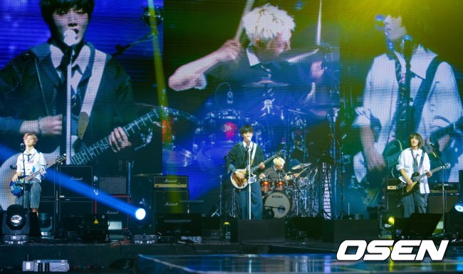 10일 오후 서울 송파구 올림픽공원 올림픽홀에서 신인밴드 AxMxP(에이엠피/주환,하유준,크루,김신) 첫 번째 앨범 ‘AxMxP’ 데뷔 쇼케이스가 진행됐다.  AxMxP는 FT아일랜드, 씨엔블루, 엔플라잉 등 정상급 밴드들을 탄생시킨 명실상부한 ‘밴드 명가’ FNC엔터테인먼트에서 10년 만에 론칭하는 신인 밴드다.  에이엠피(AxMxP) 멤버들이 포토타임을 갖고 있다. 2025.09.10 /rumi@osen.co.kr