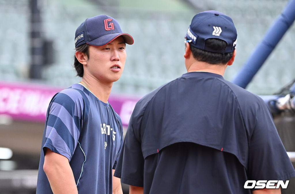 10일 부산 사직야구장에서 2025 신한 SOL 뱅크 KBO 리그 롯데 자이언츠와 한화 이글스의 경기가 열렸다. 홈팀 롯데는 감보아가, 방문팀 한화는 류현진이 선발 출전했다.롯데 자이언츠 전민재가 타격 훈련을 하며 이병규 코치와 얘기하고 있다. 2025.09.10 / foto0307@osen.co.kr