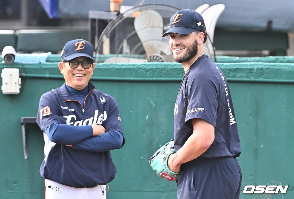 10일 부산 사직야구장에서 2025 신한 SOL 뱅크 KBO 리그 롯데 자이언츠와 한화 이글스의 경기가 열렸다. 홈팀 롯데는 감보아가, 방문팀 한화는 류현진이 선발 출전했다.한화 이글스 폰세가 불펜투구 도중 양상문 코치와 함께 웃고 있다. 2025.09.10 / foto0307@osen.co.kr