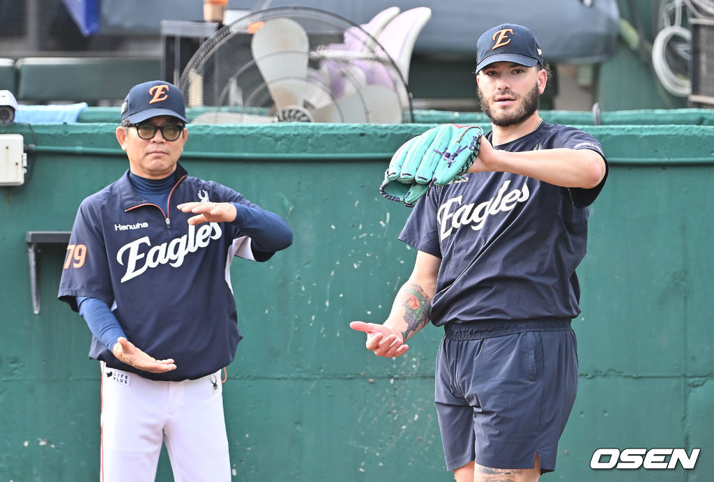 10일 부산 사직야구장에서 2025 신한 SOL 뱅크 KBO 리그 롯데 자이언츠와 한화 이글스의 경기가 열렸다. 홈팀 롯데는 감보아가, 방문팀 한화는 류현진이 선발 출전했다.한화 이글스 폰세와 양상문 코치가 포수와 얘기하고 있다. 2025.09.10 / foto0307@osen.co.kr