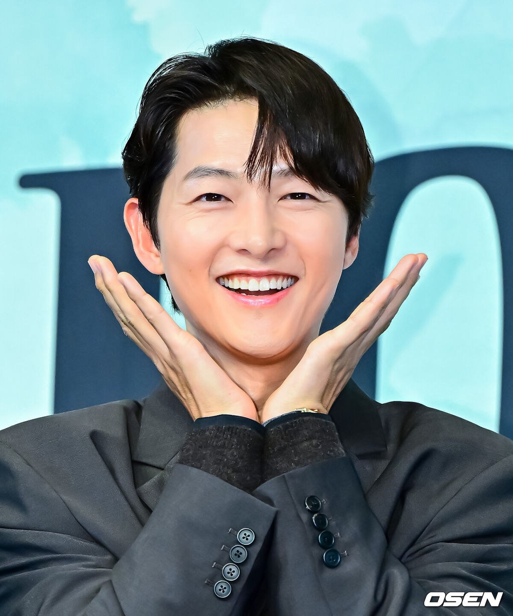 4일 오후 서울 구로구 신도림동 더링크서울 호텔에서 JTBC 새 금요시리즈 ‘마이 유스’ 제작발표회가 열렸다.오는 5일 첫 방송되는 ‘마이 유스’(극본 박시현, 연출 이상엽·고혜진)는 남들보다 늦게 평범한 삶을 시작한 선우해(송중기 분)와 뜻하지 않게 첫사랑의 평온을 깨뜨려야 하는 성제연(천우희 분)의 감성 로맨스를 그린다.배우 송중기가 포토타임을 하고 있다. 2025.09.04 /jpnews@osen.co.kr