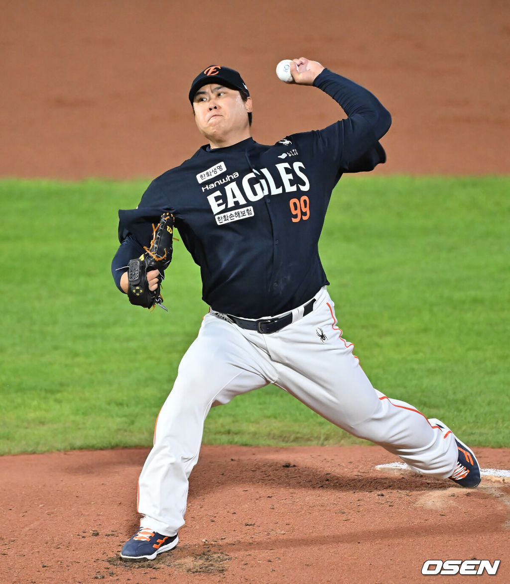 10일 부산 사직야구장에서 2025 신한 SOL 뱅크 KBO 리그 롯데 자이언츠와 한화 이글스의 경기가 열렸다. 홈팀 롯데는 감보아가, 방문팀 한화는 류현진이 선발 출전했다.한화 이글스 선발 투수 류현진이 역투하고 있다. 2025.09.10 / foto0307@osen.co.kr