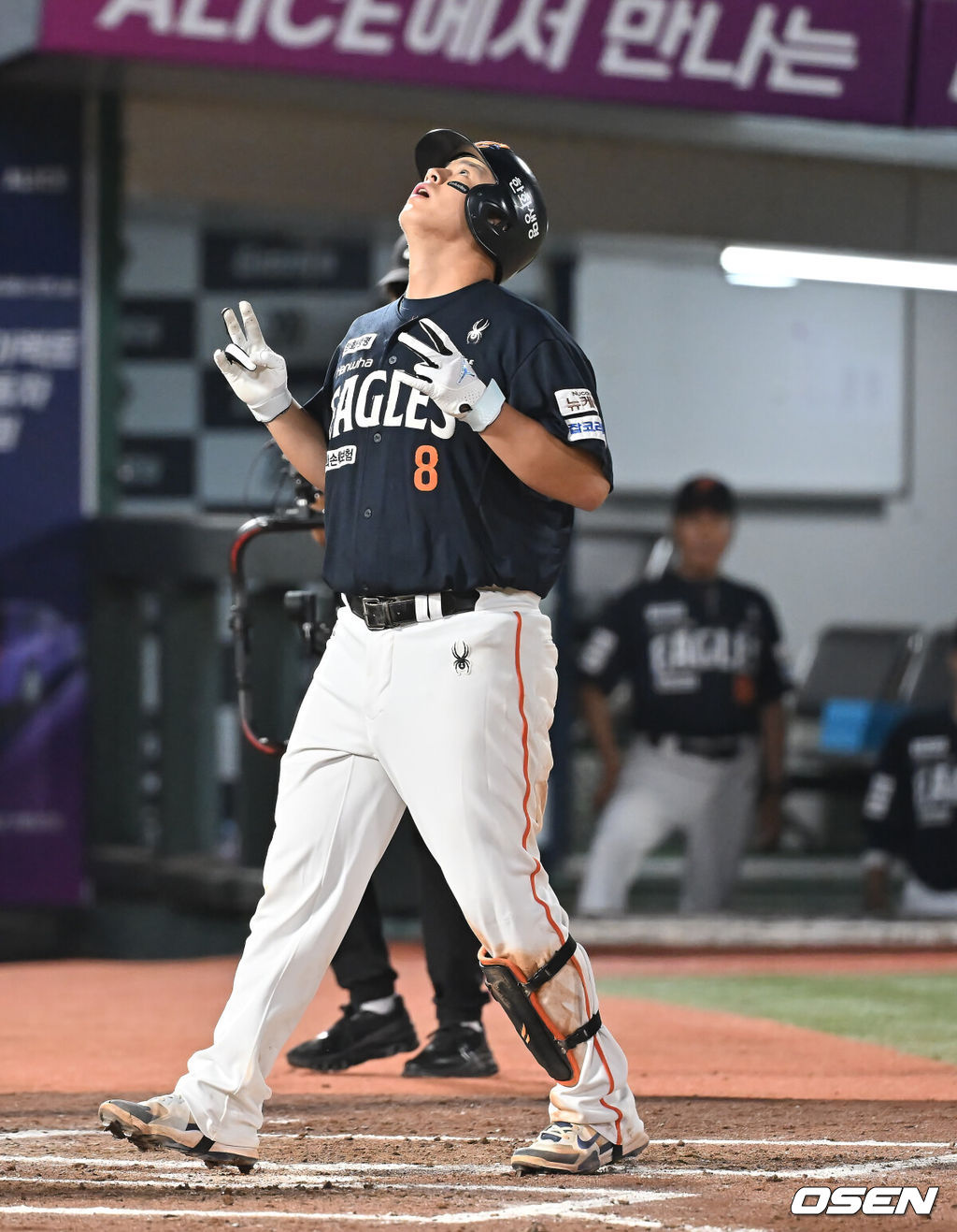 10일 부산 사직야구장에서 2025 신한 SOL 뱅크 KBO 리그 롯데 자이언츠와 한화 이글스의 경기가 열렸다. 홈팀 롯데는 감보아가, 방문팀 한화는 류현진이 선발 출전했다.한화 이글스 노시환이 8회초 2사 1루 중월 2점 홈런을 치고 세리머니를 하고 있다. 2025.09.10 / foto0307@osen.co.kr