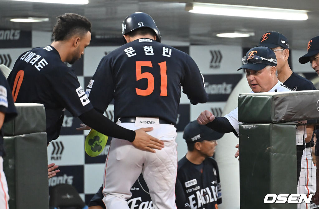 10일 부산 사직야구장에서 2025 신한 SOL 뱅크 KBO 리그 롯데 자이언츠와 한화 이글스의 경기가 열렸다. 홈팀 롯데는 감보아가, 방문팀 한화는 류현진이 선발 출전했다.한화 이글스 문현빈이 1회초 2사 2루 채은성의 중견수 앞 안타때 득점을 올리고 김경문 감독의 축하를 받고 있다. 2025.09.10 / foto0307@osen.co.kr