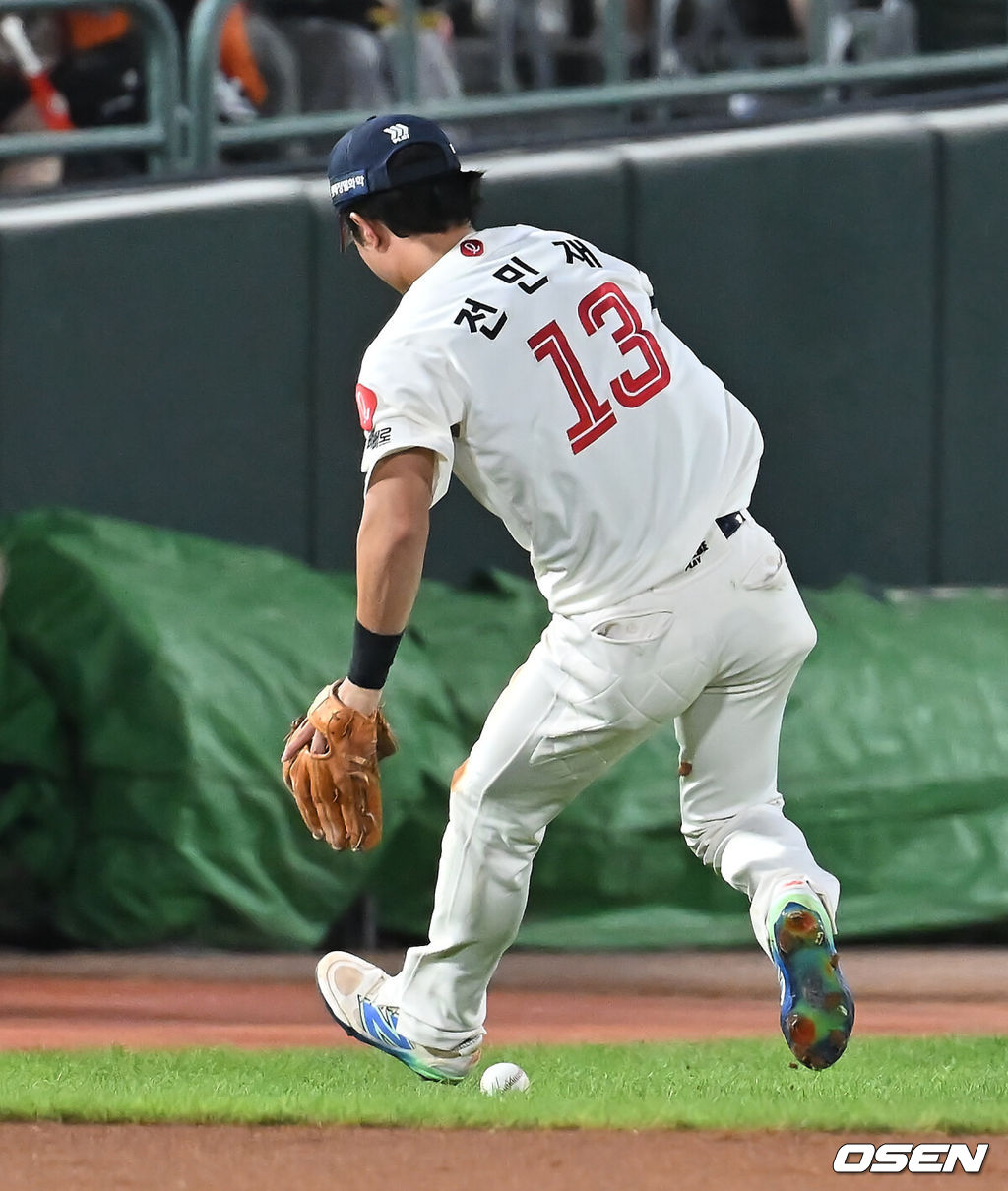 10일 부산 사직야구장에서 2025 신한 SOL 뱅크 KBO 리그 롯데 자이언츠와 한화 이글스의 경기가 열렸다. 홈팀 롯데는 감보아가, 방문팀 한화는 류현진이 선발 출전했다.롯데 자이언츠 전민재가 3회초 2사 1루 한화 이글스 하주석의 타구를 잡지 못하고 있다. 2025.09.10 / foto0307@osen.co.kr