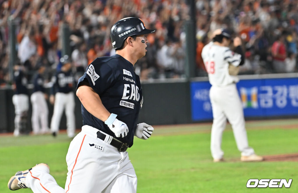 10일 부산 사직야구장에서 2025 신한 SOL 뱅크 KBO 리그 롯데 자이언츠와 한화 이글스의 경기가 열렸다. 홈팀 롯데는 감보아가, 방문팀 한화는 류현진이 선발 출전했다.한화 이글스 노시환이 8회초 2사 1루 중월 2점 홈런을 치고 그라운드를 돌고 있다. 2025.09.10 / foto0307@osen.co.kr