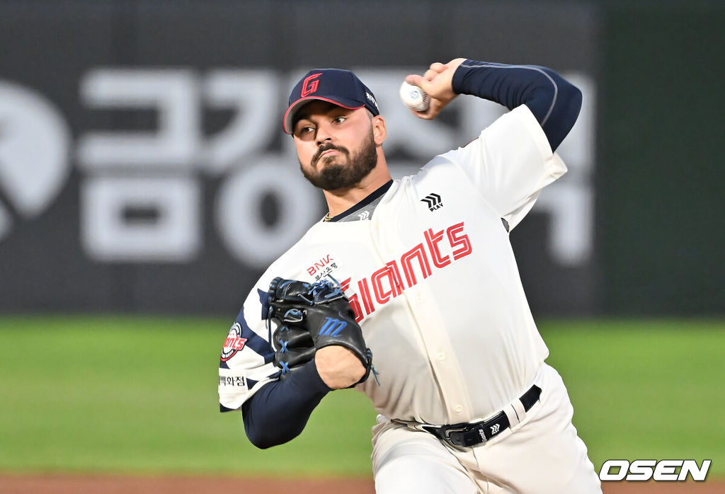 10일 부산 사직야구장에서 2025 신한 SOL 뱅크 KBO 리그 롯데 자이언츠와 한화 이글스의 경기가 열렸다. 홈팀 롯데는 감보아가, 방문팀 한화는 류현진이 선발 출전했다.롯데 자이언츠 선발 투수 감보아가 역투하고 있다. 2025.09.10 / foto0307@osen.co.kr