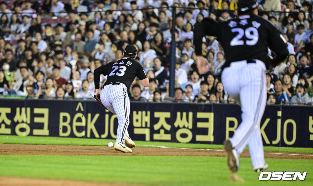 10일 오후 서울 잠실구장에서 ‘2025 신한 SOL Bank KBO리그’ 두산 베어스와 LG 트윈스의 경기가 열렸다.홈팀 두산은 콜어빈, 방문팀 LG는 손주영을 선발로 내세웠다.3회말 무사 2루 LG 오스틴이 두산 안재석의 땅볼에 포구실책을 범하며 출루를 허용하고 있다. 2025.09.10 /cej@osen.co.kr
