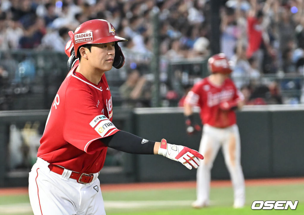 10일 부산 사직야구장에서 2025 신한 SOL 뱅크 KBO 리그 롯데 자이언츠와 SSG 랜더스의 경기가 열렸다. 홈팀 롯데는 박세웅이, 방문팀 SSG는 김건우가 선발 출전했다.SSG 랜더스 조형우가 4회초 2사 1,3루 좌월 3점 홈런을 치고 세리머니를 하고 있다. 2025.08.10 / foto0307@osen.co.kr