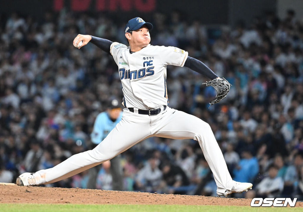 23일 창원NC파크에서 2025 신한 SOL 뱅크 KBO 리그 NC 다이노스와 롯데 자이언츠의 경기가 열렸다. 홈팀 NC는 김녹원이, 방문팀 롯데는 감보아가 선발 출전했다. NC 다이노스 김진호가 역투하고 있다. 2025.08.23 / foto0307@osen.co.kr
