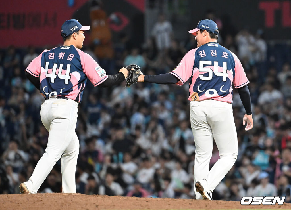7일 창원NC파크에서 2025 신한 SOL 뱅크 KBO 리그 NC 다이노스와 KIA 타이거즈의 경기가 열렸다. 홈팀 NC는 구창모가, 방문팀 KIA는 양현종이 선발 출전했다. NC 다이노스 김진호가 8회초 2사 2,3루 KIA 타이거즈 김태군을 3루수 땅볼로 잡고 김휘집과 하이파이브를 하고 있다. 2025.09.07 / foto0307@osen.co.kr