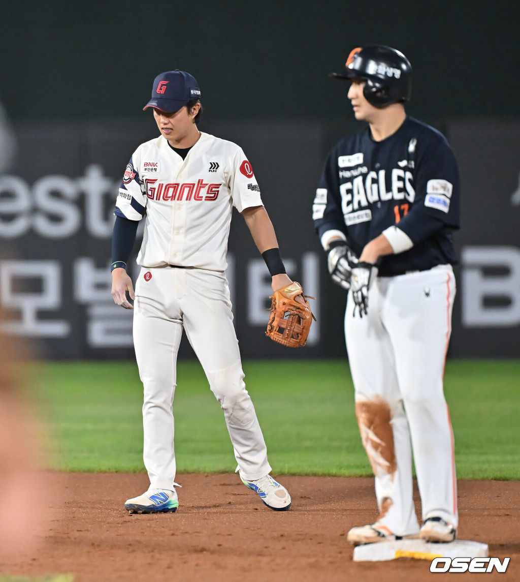 10일 부산 사직야구장에서 2025 신한 SOL 뱅크 KBO 리그 롯데 자이언츠와 한화 이글스의 경기가 열렸다. 홈팀 롯데는 감보아가, 방문팀 한화는 류현진이 선발 출전했다.롯데 자이언츠 전민재가 2회초 1사 1루 한화 이글스 심우준의 유격수 앞 땅볼을 실책으로 잡지 못하고 아쉬워하고  있다. 2025.09.10 / foto0307@osen.co.kr