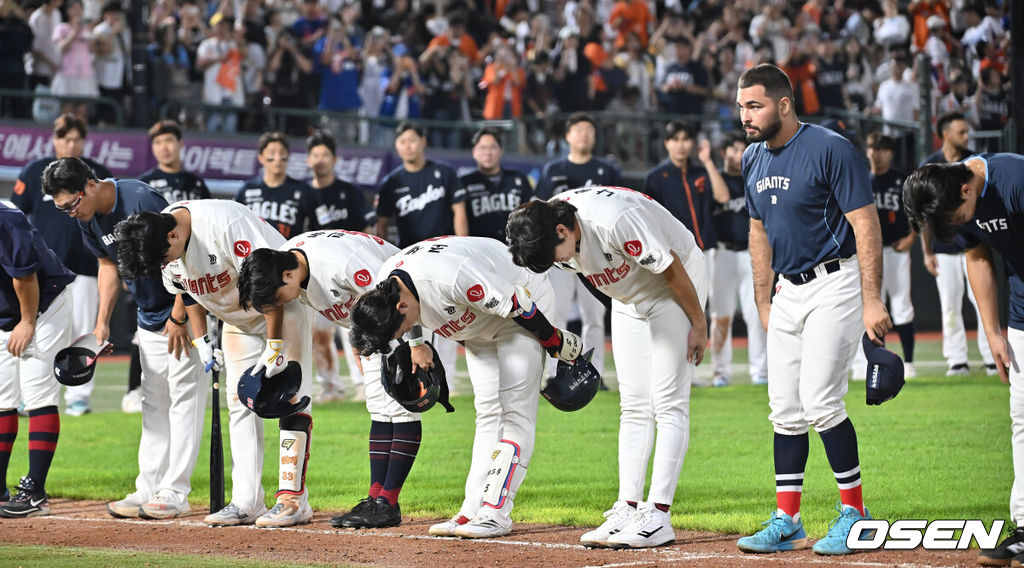 10일 부산 사직야구장에서 2025 신한 SOL 뱅크 KBO 리그 롯데 자이언츠와 한화 이글스의 경기가 열렸다. 홈팀 롯데는 감보아가, 방문팀 한화는 류현진이 선발 출전했다.롯데 자이언츠 선수들이 0-13으로 한화 이글스에 패하고 팬들에게 인사를 하고 있다. 2025.09.10 / foto0307@osen.co.kr