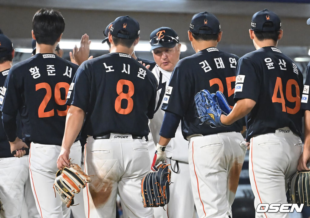 10일 부산 사직야구장에서 2025 신한 SOL 뱅크 KBO 리그 롯데 자이언츠와 한화 이글스의 경기가 열렸다. 홈팀 롯데는 감보아가, 방문팀 한화는 류현진이 선발 출전했다.한화 이글스 김경문 감독이 롯데 자이언츠에 13-0으로 승리한 후 선수들과 기쁨을 나누고 있다. 2025.09.10 / foto0307@osen.co.kr