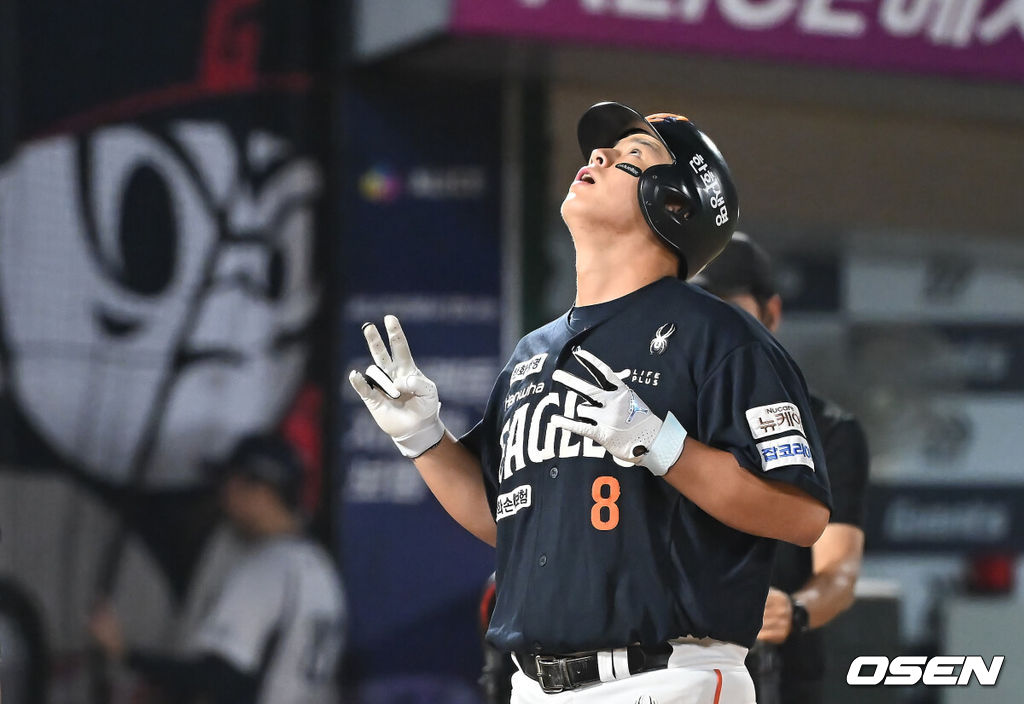 10일 부산 사직야구장에서 2025 신한 SOL 뱅크 KBO 리그 롯데 자이언츠와 한화 이글스의 경기가 열렸다. 홈팀 롯데는 감보아가, 방문팀 한화는 류현진이 선발 출전했다.한화 이글스 노시환이 8회초 2사 1루 중월 2점 홈런을 치고 세리머니를 하고 있다. 2025.09.10 / foto0307@osen.co.kr