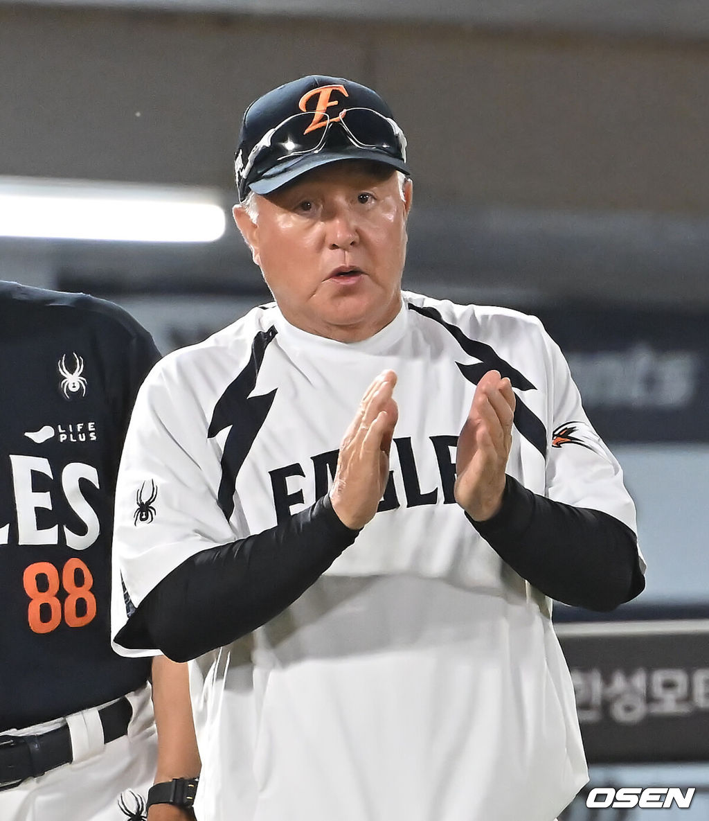 10일 부산 사직야구장에서 2025 신한 SOL 뱅크 KBO 리그 롯데 자이언츠와 한화 이글스의 경기가 열렸다. 홈팀 롯데는 감보아가, 방문팀 한화는 류현진이 선발 출전했다.한화 이글스 김경문 감독이 롯데 자이언츠에 13-0으로 승리한 후 기쁨의 박수를 치고 있다. 2025.09.10 / foto0307@osen.co.kr