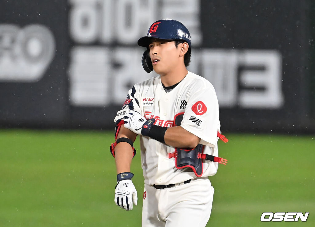 9일 부산 사직야구장에서 2025 신한 SOL 뱅크 KBO 리그 롯데 자이언츠와 한화 이글스의 경기가 열렸다. 홈팀 롯데는 박세웅이, 방문팀 한화는 와이스가 선발 출전했다.롯데 자이언츠 황성빈이 2회말 2사 1,2루 2루수 땅볼로 아웃되고 아쉬워하고 있다. 2025.09.09 / foto0307@osen.co.kr