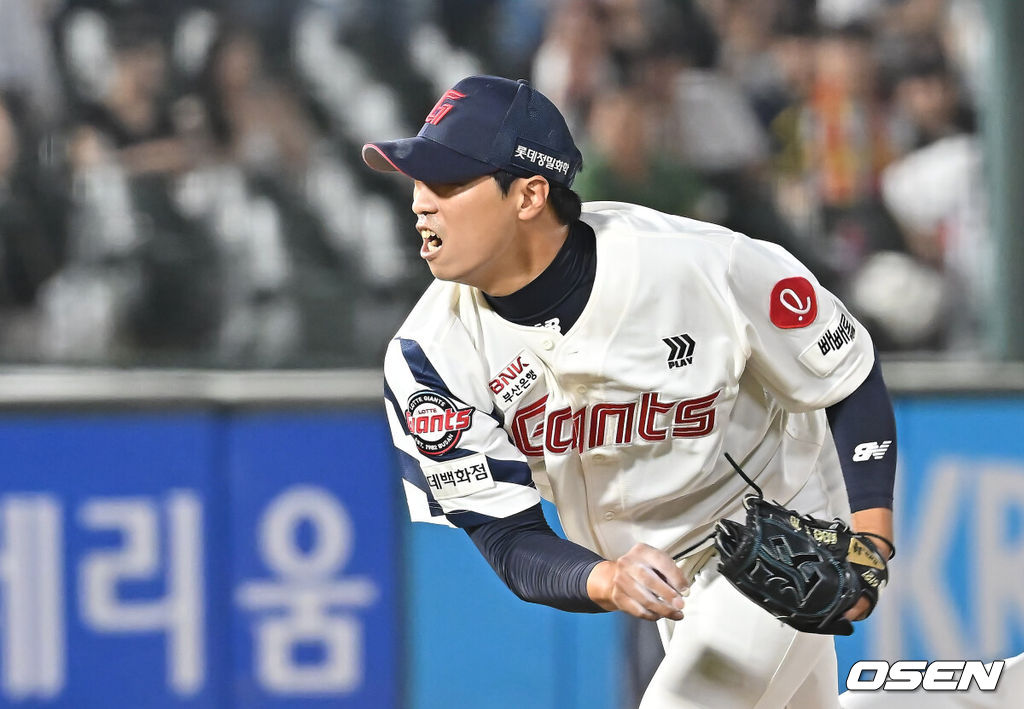 8일 부산 사직야구장에서 2025 신한 SOL 뱅크 KBO 리그 롯데 자이언츠와 두산 베어스의 경기가 열렸다. 홈팀 롯데는 홍민기가, 방문팀 두산은 최민석이 선발 출전했다.롯데 자이언츠 구승민이 역투하고 있다. 2025.07.08 / foto0307@osen.co.kr