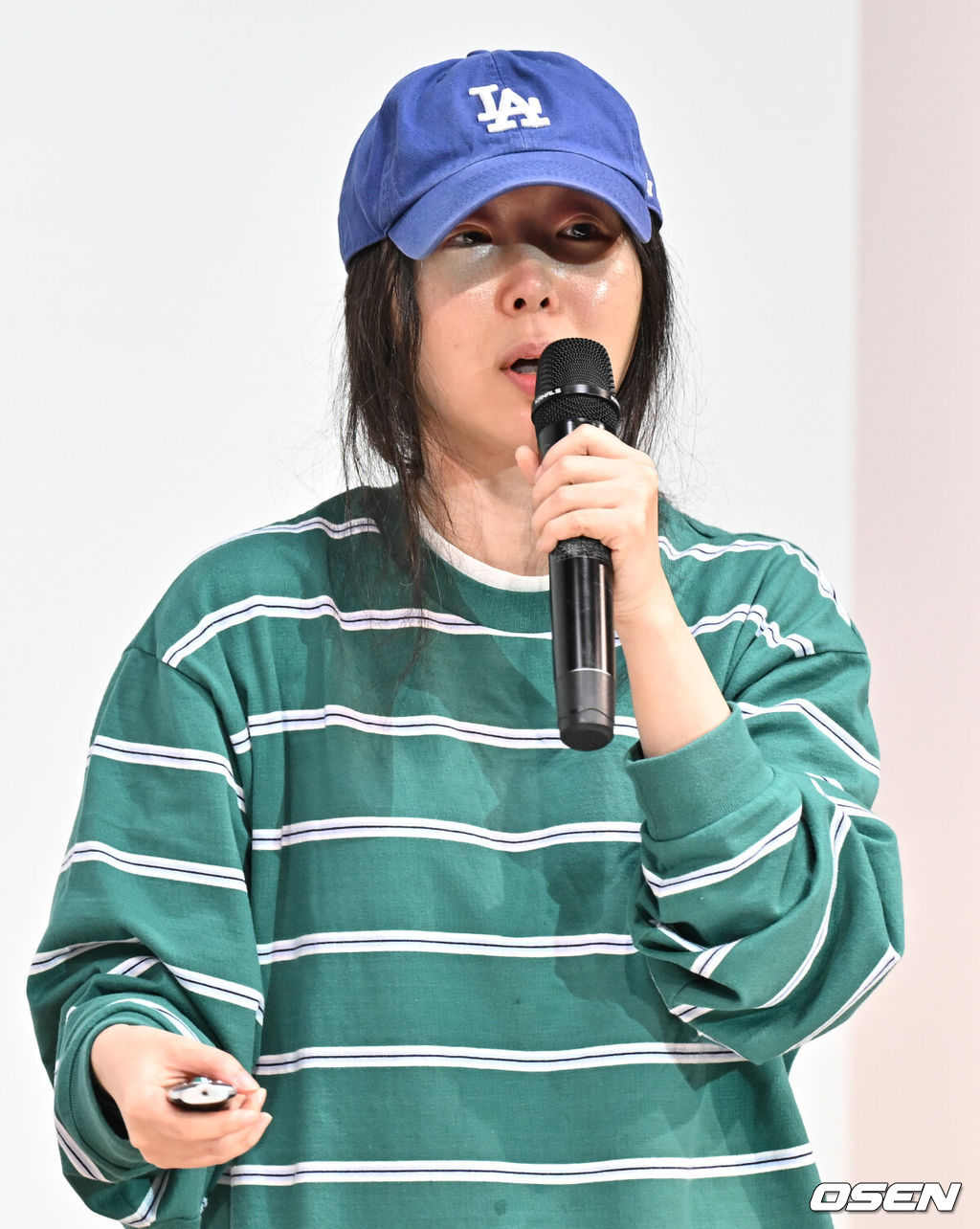 하이브 산하 레이블 어도어의 대표 민희진이 25일 오후 서울 서초구 한국컨퍼런스센터에서 경영원 탈취 시도 의혹 관련 긴급기자회견을 열었다.앞서 하이브는 민희진 대표가 뉴진스를 데리고 본사로부터 독립하려 한다는 제보를 받아 관련 증거 수집에 나섰다. 하이브는 A 씨 등 어도어 경영진이 대외비인 계약서를 유출하고, 하이브가 보유하고 있는 어도어 주식을 팔도록 유도했다는 정황을 포착해 감사권을 발동했으며 A 씨가 하이브 내부 정보를 어도어에 넘긴 것으로도 파악했다. 이와 관련, 민희진 대표는 공식입장을 통해 '아일릿의 뉴진스 카피 사태'에 문제를 제기하자 하이브로부터 해임 통보를 받은 것이라고 반박했다.민희진 대표가 입장을 발표하고 있다. 2024.04.25 /cej@osen.co.kr