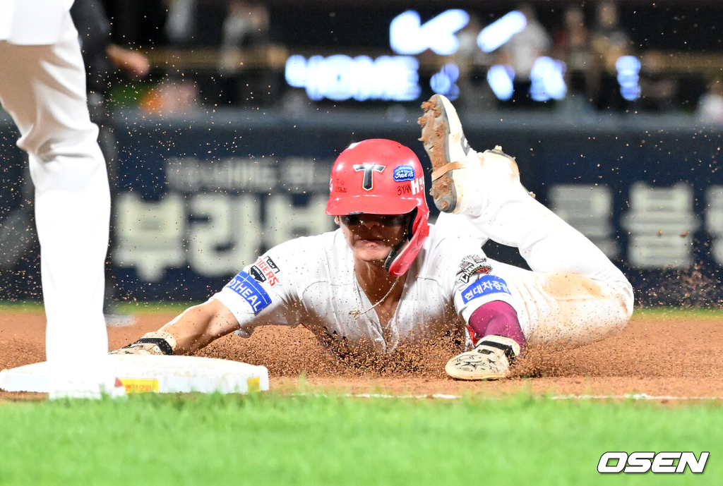 10일 오후 광주-기아 챔피언스필드에서 2025 신한 SOL Bank KBO리그 KIA 타이거즈와 삼성 라이온즈의 경기가 열렸다.KIA는 네일, 삼성은 가라비토를 선발 투수로 내세웠다.6회말 1사 2루에서 KIA 김선빈의 외야플라이 때 태그업을 시도한 2루주자 박찬호가 슬라이딩을 하고 있다. 2025.09.10 /sunday@osen.co.kr