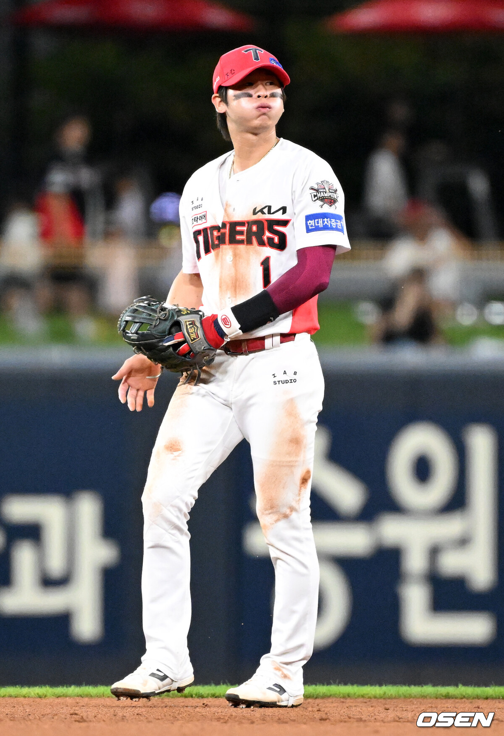 10일 오후 광주-기아 챔피언스필드에서 2025 신한 SOL Bank KBO리그 KIA 타이거즈와 삼성 라이온즈의 경기가 열렸다.KIA는 네일, 삼성은 가라비토를 선발 투수로 내세웠다.5회초 무사에서 KIA 박찬호가 삼성 이재현 타구에 몸을 날렸으나 안타를 허용하고 아쉬워하고 있다. 2025.09.10 /sunday@osen.co.kr