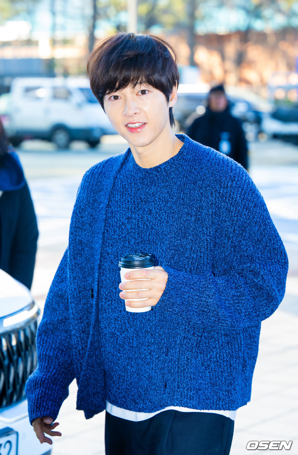 배우 송중기와 이희준이 10일 오전 서울 양천구 목동 SBS사옥에서 진행되는 ‘박하선의 씨네타운’에 참석하기 위해 출근했다.씨네 초대석에 게스트로 참석하는 배우 송중기와 이희준은 현재 절찬 상영 중인 영화 ‘보고타: 마지막 기회의 땅’에서 열연했다.배우 송중기가 출근길에 포즈를 취하고 있다. 2025.01.10 / rumi@osen.co.kr