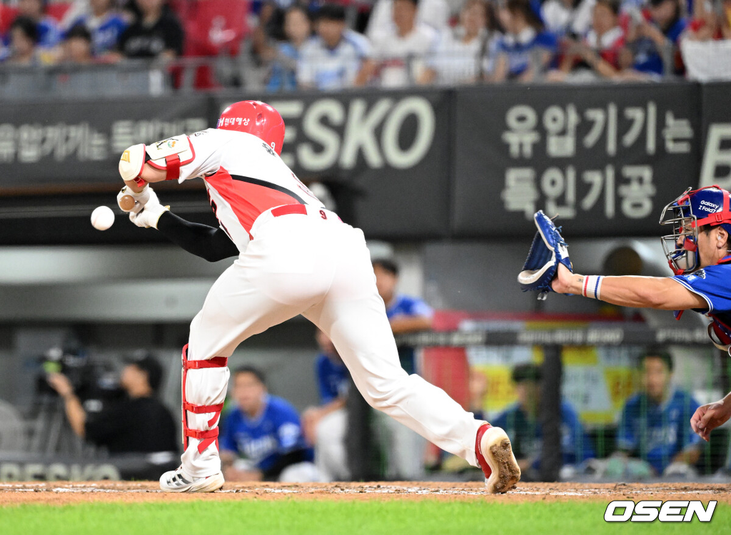 10일 오후 광주-기아 챔피언스필드에서 2025 신한 SOL Bank KBO리그 KIA 타이거즈와 삼성 라이온즈의 경기가 열렸다.KIA는 네일, 삼성은 가라비토를 선발 투수로 내세웠다.6회말 무사 1루에서 KIA 윤도현이 번트를 시도하고 있다. 2025.09.10 /sunday@osen.co.kr