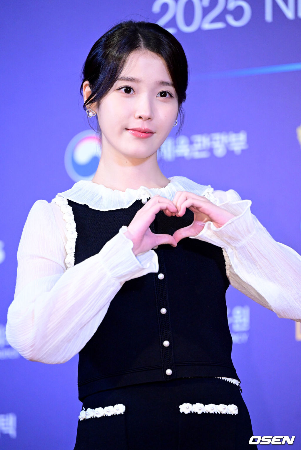 28일 오후 서울 소공동 롯데호텔에서 ‘2025 뉴시스 한류엑스포’ 행사가 열렸다.이날 행사에는 아이유, 이정재, 이준혁, 이주빈, 에이티즈, 피원하모니, 스테이씨, 비트펠라하우스, 추영우, 키키, 황가람, 리센느 등이 참석했다.가수 겸 배우 아이유가 포토타임을 하고 있다. 2025.08.28 / dreamer@osen.co.kr