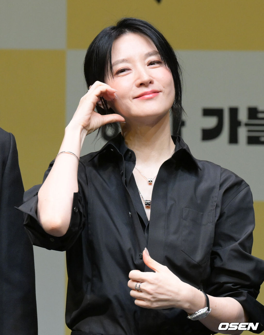 연극 ‘헤다 가블러’ 제작발표회가 8일 오후 서울 강서구 LG아트센터 서울에서 열렸다.이날 현장에는 이현정 LG아트센터장을 비롯해 연출가 전인철, 배우 이영애, 김정호, 지현준, 이승주, 백지원 등이 참석했다.배우 이영애가 포즈를 취하고 있다. 2025.04.08 /cej@osen.co.kr