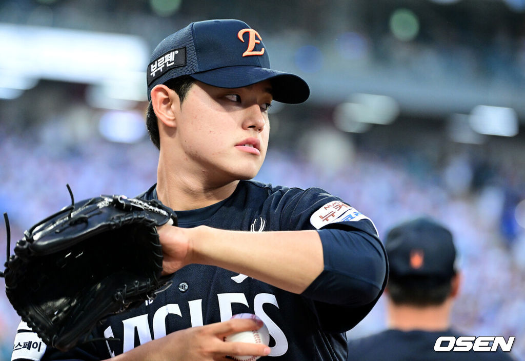 6일 대구삼성라이온즈파크에서 ‘2025 신한 SOL Bank KBO리그’ 삼성 라이온즈와 한화 이글스의 경기가 열렸다.홈팀 삼성은 이승현, 방문팀 한화는 문동주를 선발로 내세웠다.6회 투구를 앞두고 한화 선발 문동주가 몸을 풀고 있다. 2025.09.06 / dreamer@osen.co.kr