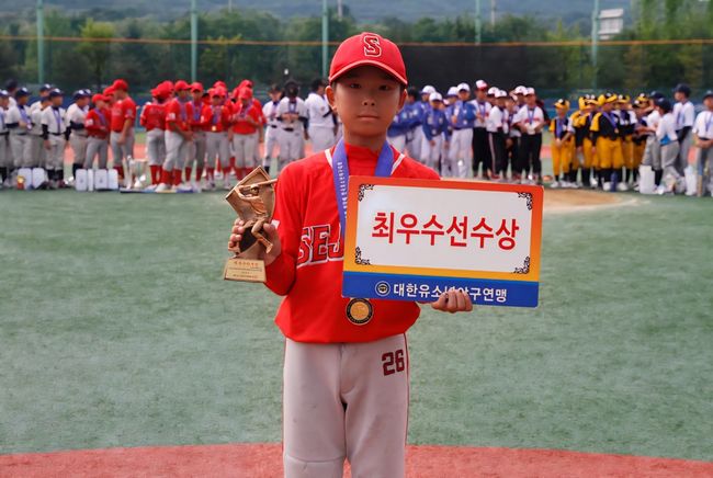 세종시유소년야구단(장재혁 감독)이 올해 유소년야구 최강 팀 자리에 올랐다. 대회 MVP 김재윤. / 대한유소년야구연맹