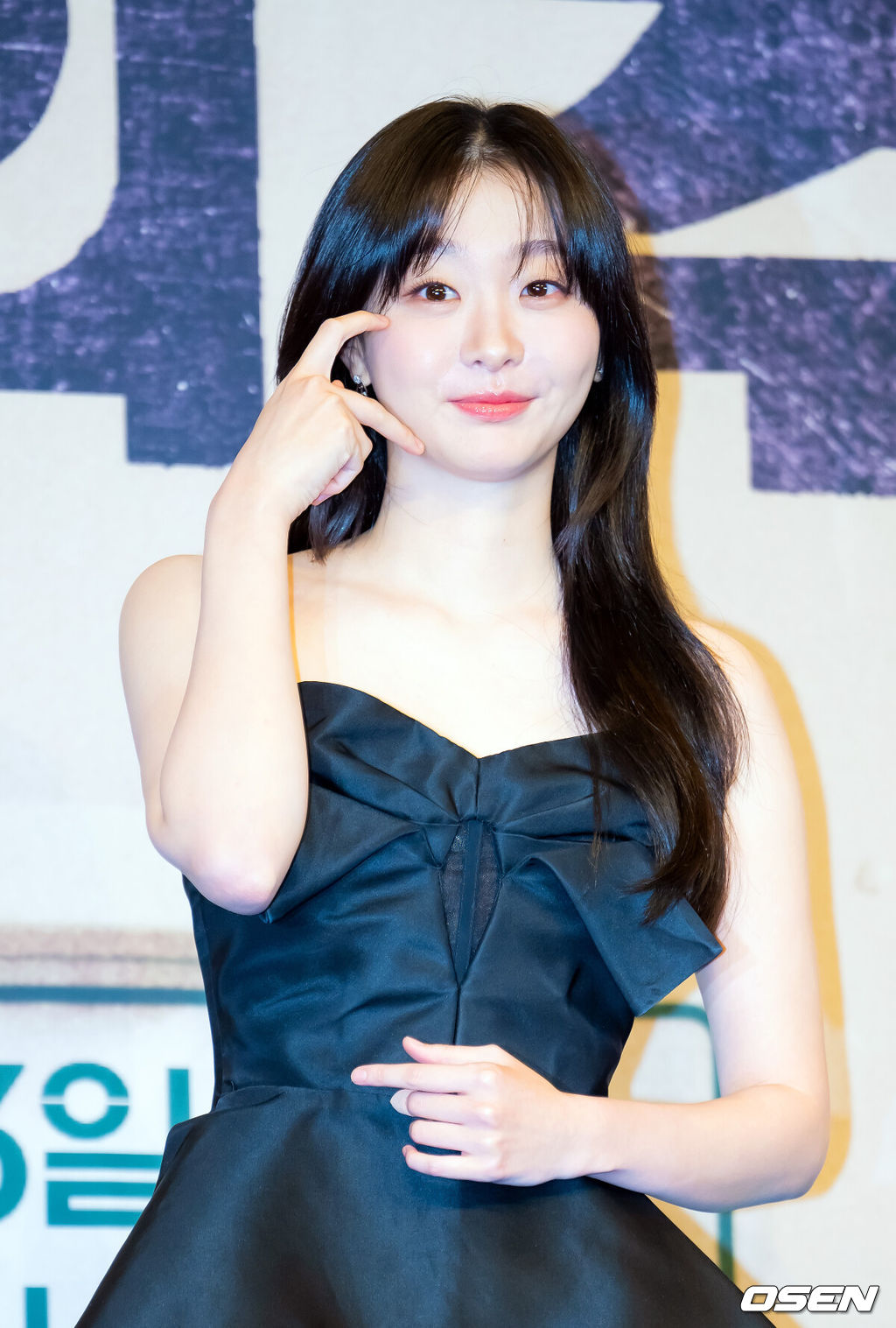 11일 오후 서울 구로구 신도림동 더링크서울 호텔에서 JTBC 새 토일드라마 '백번의 추억' 제작발표회가 열렸다.오는 13일 첫 방송되는  '백번의 추억'(극본 양희승·김보람, 연출 김상호)은 100번 버스의 안내양 고영례(김다미 분)와 서종희(신예은 분)의 빛나는 우정, 그리고 두 친구의 운명적 남자 한재필(허남준 분)을 둘러싼 애틋한 첫사랑을 그린 뉴트로 청춘 멜로 드라마다배우 김다미가 포토타임을 갖고 있다. 2025.09.11 /rumi@osen.co.kr