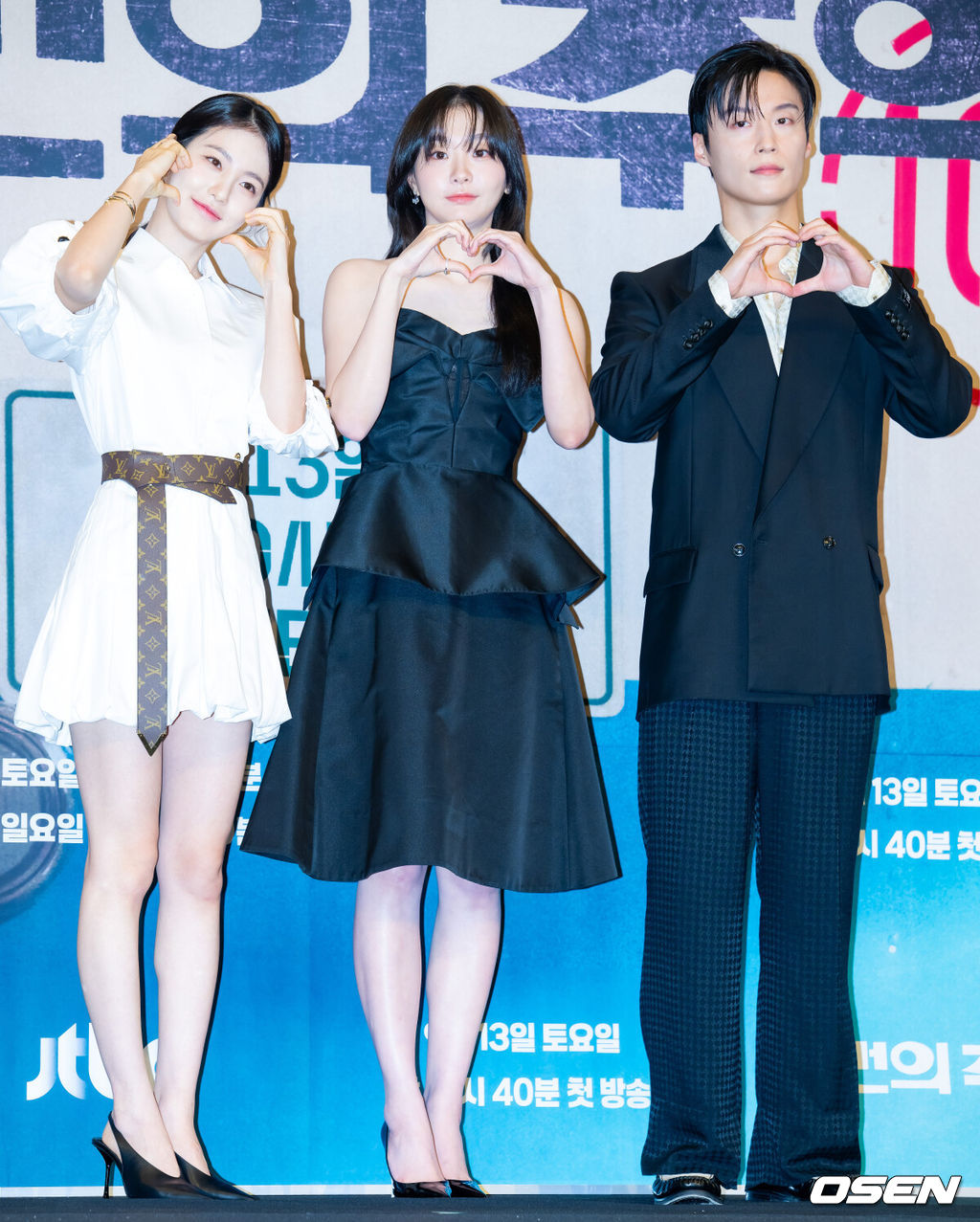 11일 오후 서울 구로구 신도림동 더링크서울 호텔에서 JTBC 새 토일드라마 '백번의 추억' 제작발표회가 열렸다.오는 13일 첫 방송되는  '백번의 추억'(극본 양희승·김보람, 연출 김상호)은 100번 버스의 안내양 고영례(김다미 분)와 서종희(신예은 분)의 빛나는 우정, 그리고 두 친구의 운명적 남자 한재필(허남준 분)을 둘러싼 애틋한 첫사랑을 그린 뉴트로 청춘 멜로 드라마다배우 신예은, 김다미, 허남준이 포토타임을 갖고 있다. 2025.09.11 /rumi@osen.co.kr