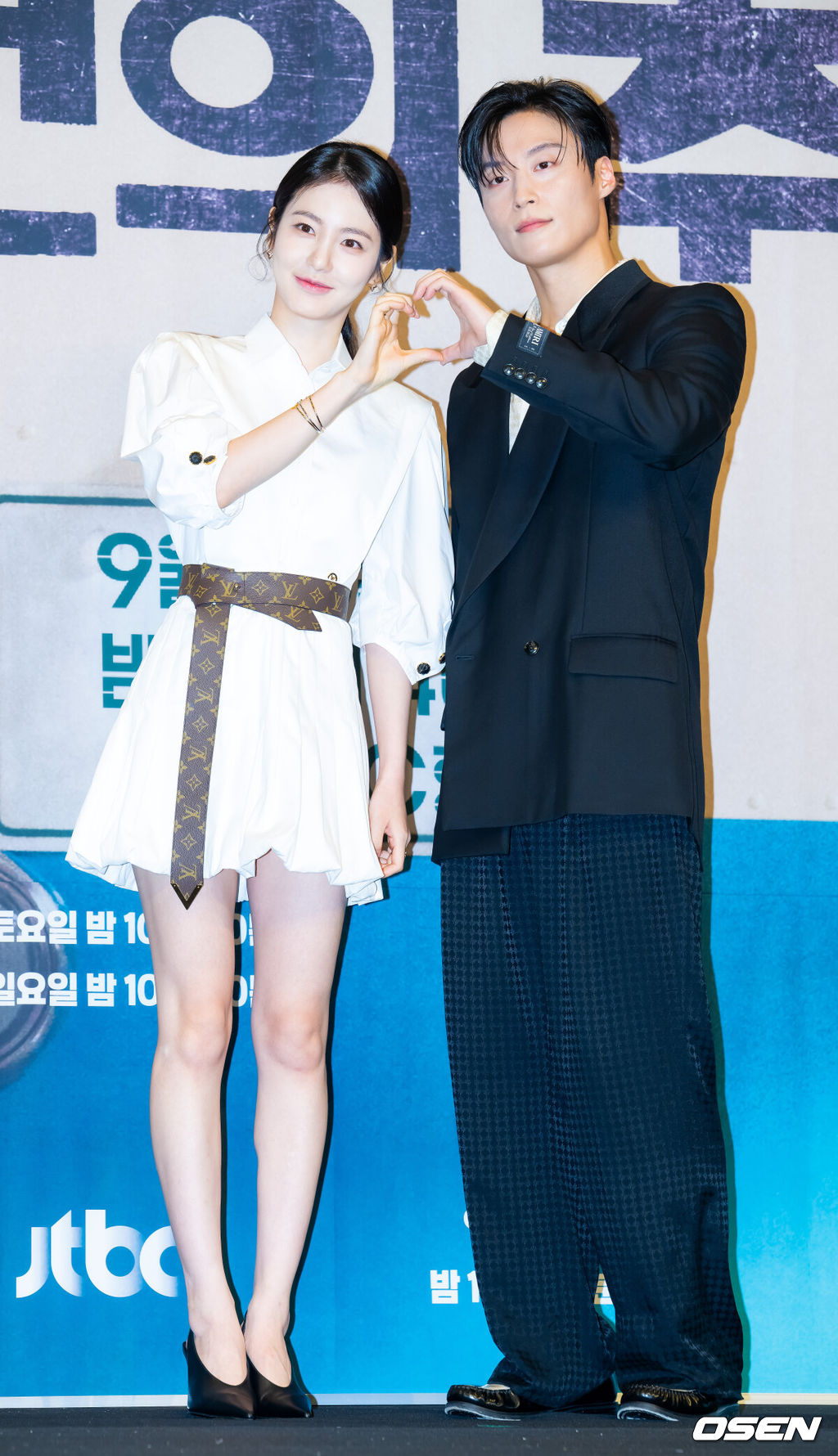 11일 오후 서울 구로구 신도림동 더링크서울 호텔에서 JTBC 새 토일드라마 '백번의 추억' 제작발표회가 열렸다.오는 13일 첫 방송되는  '백번의 추억'(극본 양희승·김보람, 연출 김상호)은 100번 버스의 안내양 고영례(김다미 분)와 서종희(신예은 분)의 빛나는 우정, 그리고 두 친구의 운명적 남자 한재필(허남준 분)을 둘러싼 애틋한 첫사랑을 그린 뉴트로 청춘 멜로 드라마다배우 신예은, 허남준이 포토타임을 갖고 있다. 2025.09.11 /rumi@osen.co.kr
