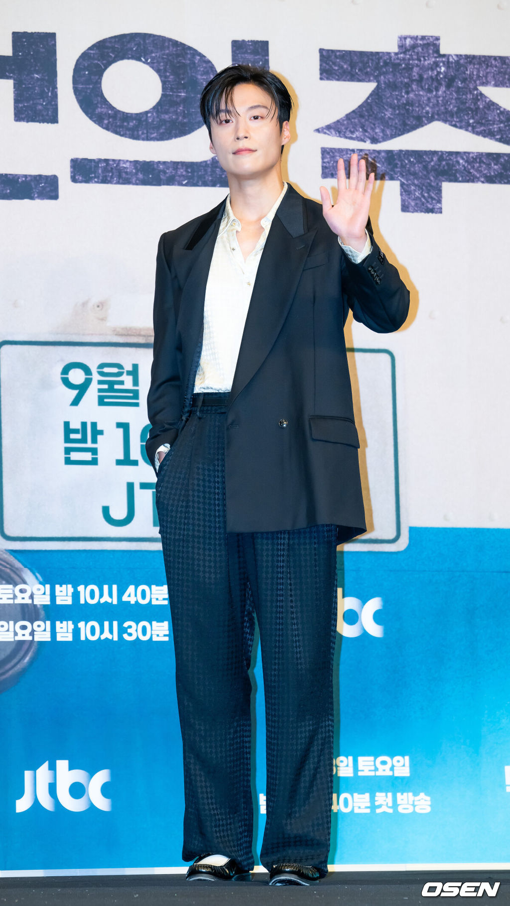 11일 오후 서울 구로구 신도림동 더링크서울 호텔에서 JTBC 새 토일드라마 '백번의 추억' 제작발표회가 열렸다.오는 13일 첫 방송되는  '백번의 추억'(극본 양희승·김보람, 연출 김상호)은 100번 버스의 안내양 고영례(김다미 분)와 서종희(신예은 분)의 빛나는 우정, 그리고 두 친구의 운명적 남자 한재필(허남준 분)을 둘러싼 애틋한 첫사랑을 그린 뉴트로 청춘 멜로 드라마다배우 허남준이 포토타임을 갖고 있다. 2025.09.11 /rumi@osen.co.kr