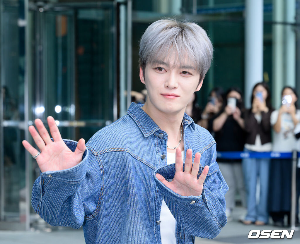 23일 오후 서울 목동 SBS에서 SBS 파워FM 라디오 '두시탈출 컬투쇼' 생방송이 진행됐다.김재중은 '보이즈 플래닛' 시즌2인 '보이즈 2 플래닛’에서 C 플래닛 마스터로 활약 중이다.가수 김재중이 인사를 하고 있다. 2025.07.23 /sunday@osen.co.kr