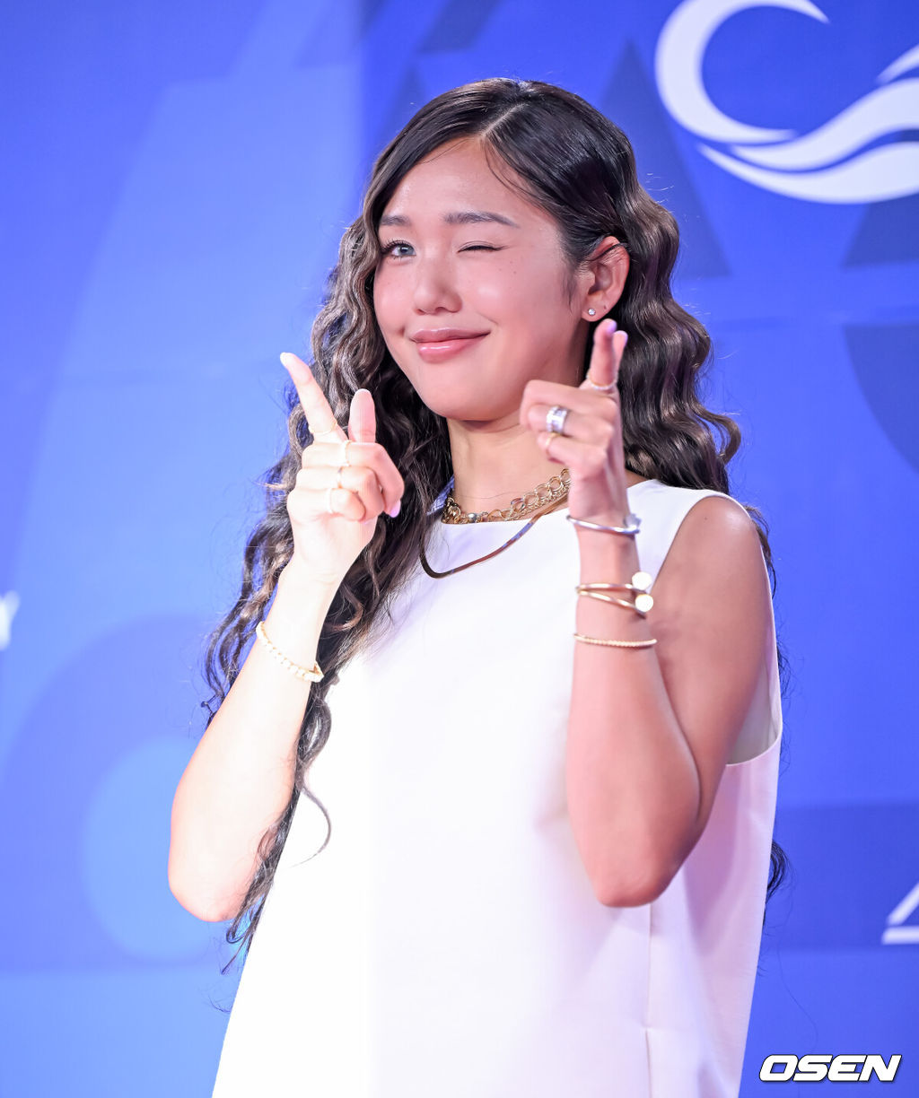 제4회 청룡시리즈어워즈 레드카펫 및 포토월 행사가 18일 인천 파라다이스시티에서 열렸다.청룡시리즈어워즈는 2022년 대한민국 최초로 시도된 오리지널 스트리밍 시리즈를 대상으로 하는 시상식이다. 사회는 전현무와 임윤아로 4년 연속 호흡을 맞춘다.가수 미미가 레드카펫을 밟으며 포즈를 취하고 있다. 2025.07.18 / jpnews@osen.co.kr