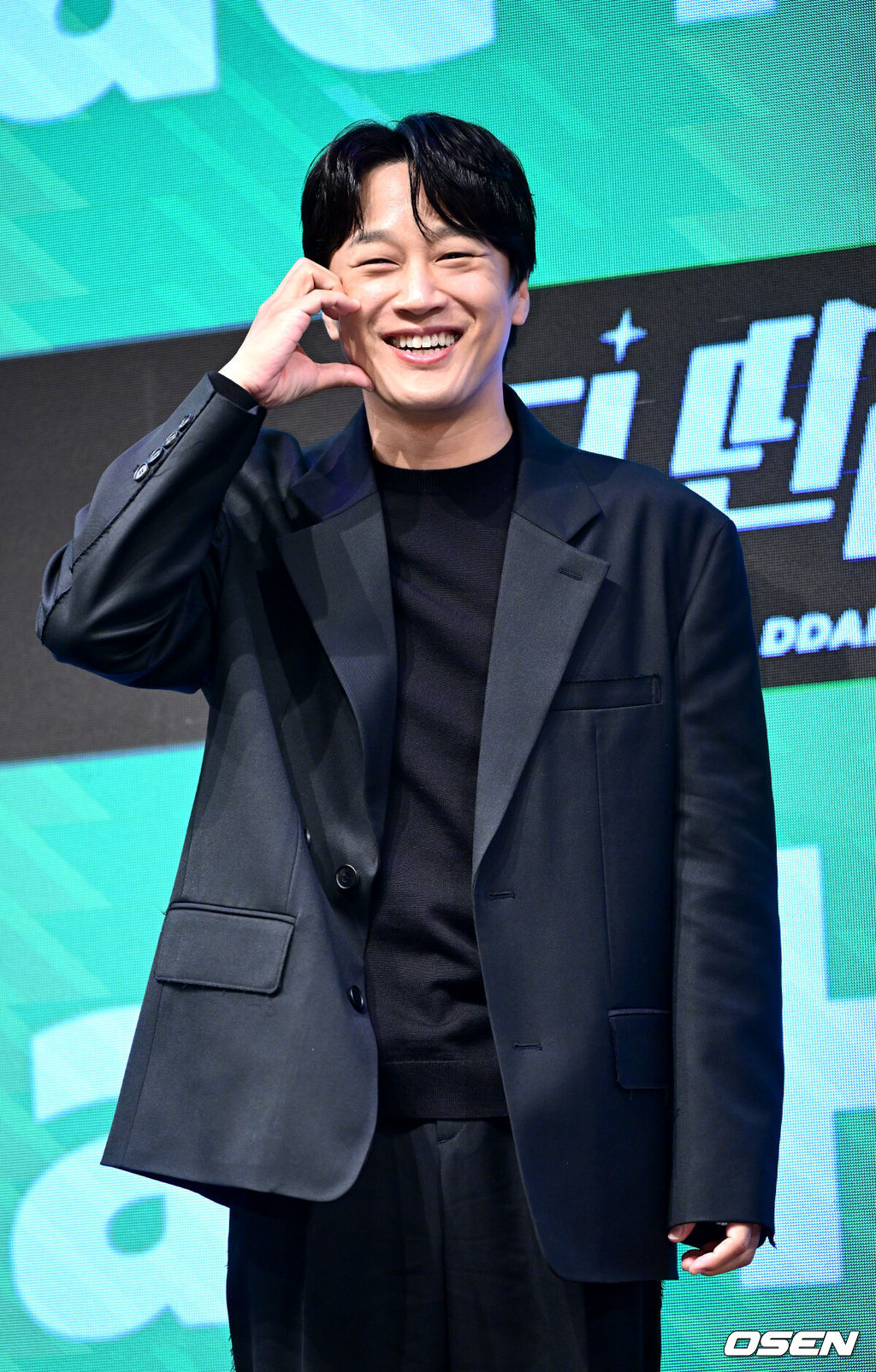 31일 오후 서울 여의도 KBS 신관 아트홀에서 새 예능 오디선 프로그램 '더 딴따라' 제작발표회가 열렸다.KBS 2TV 신규 예능 프로그램 '더 딴따라'(연출 양혁 / 작가 최문경)는 노래, 춤, 연기, 예능 다 되는 딴따라 찾기 프로젝트로 원조 딴따라 박진영이 KBS와 손을 잡고 선보이는 새로운 버라이어티 오디션 프로그램이다.배우 차태현이 포토타임을 하고 있다. / dreamer@osen.co.kr