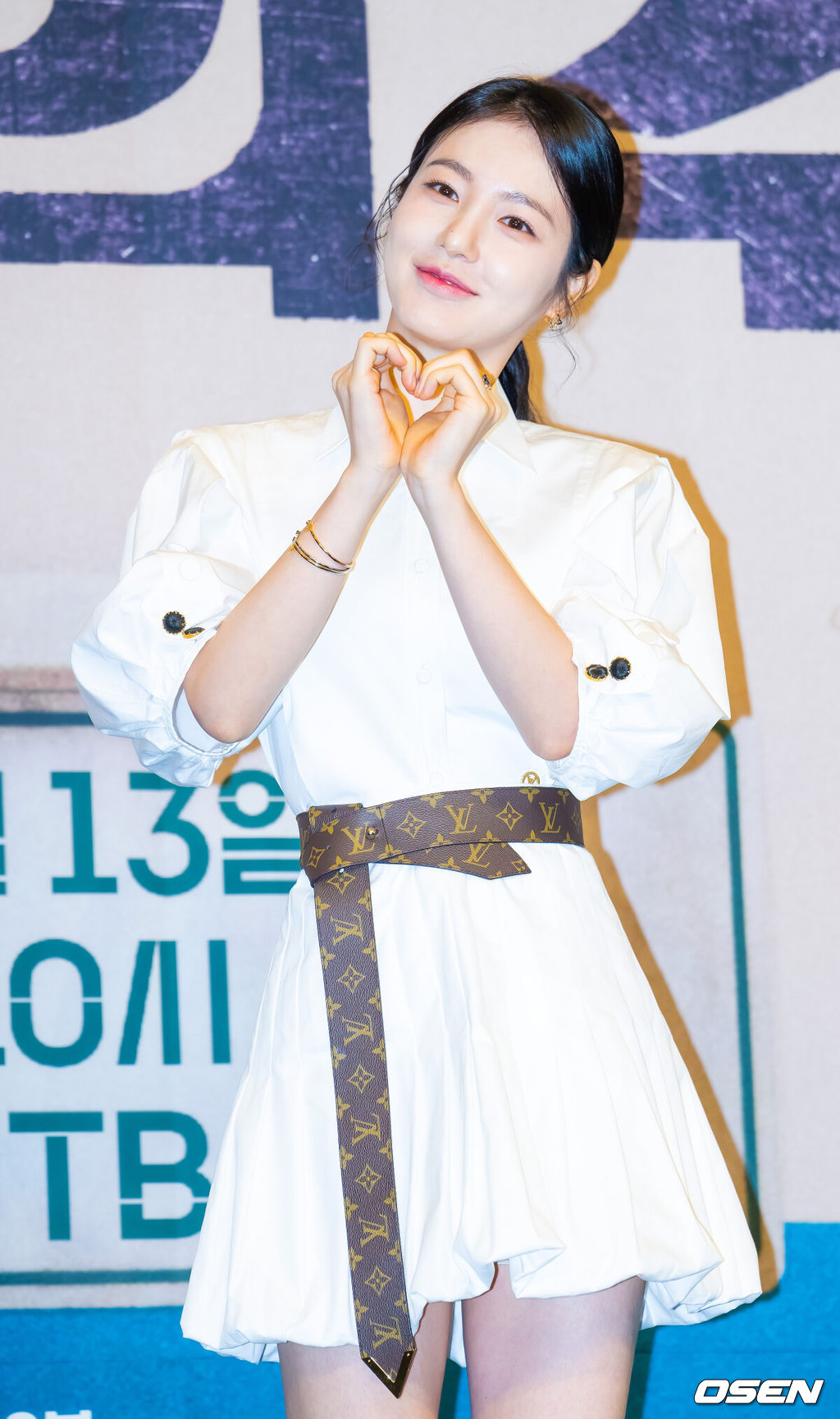 11일 오후 서울 구로구 신도림동 더링크서울 호텔에서 JTBC 새 토일드라마 '백번의 추억' 제작발표회가 열렸다.오는 13일 첫 방송되는  '백번의 추억'(극본 양희승·김보람, 연출 김상호)은 100번 버스의 안내양 고영례(김다미 분)와 서종희(신예은 분)의 빛나는 우정, 그리고 두 친구의 운명적 남자 한재필(허남준 분)을 둘러싼 애틋한 첫사랑을 그린 뉴트로 청춘 멜로 드라마다배우 신예은이 포토타임을 갖고 있다. 2025.09.11 /rumi@osen.co.kr