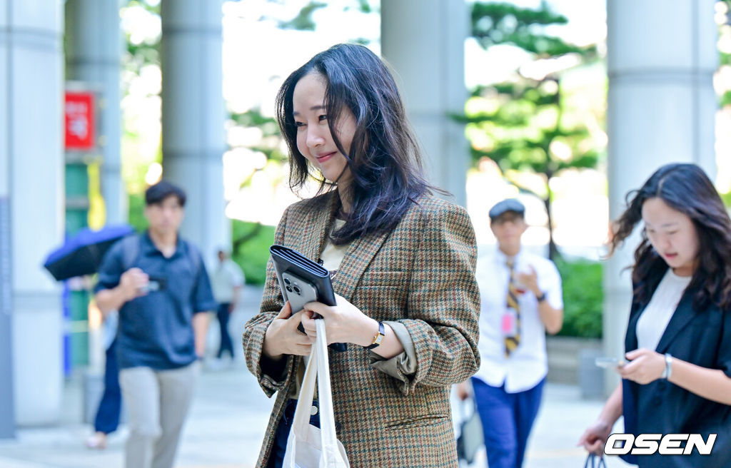 11일 서울중앙지방법원 형사31부가 하이브가 민희진 전 어도어 대표를 상대로 제기한 주주간계약 해지 확인 소송과, 민희진 전 대표가 하이브를 상대로 낸 풋옵션 관련 주식매매대금 청구 소송의 마지막 변론기일을 진행했다.재판부는 하이브 측 증인 신문과 구두 변론을 마친 뒤 선고기일을 정할 예정이다. 앞서 지난 6월 열린 3차 변론에서 하이브는 민희진 전 대표가 뉴진스 멤버 부모들을 회유하고 세세한 지시를 내리며 입장을 조율했다고 주장하며, 이는 ‘뉴진스 빼가기’ 계획의 일환으로 주주간계약 위반에 해당한다고 강조했다.민 전 대표는 지난해 4월부터 하이브와 법적 갈등을 이어오고 있으며, 하이브는 경영권 탈취와 배임 의혹 등을 이유로 감사에 착수했다. 반면 민 전 대표는 뉴진스 콘셉트 표절 문제가 갈등의 핵심이라고 맞서며 양측의 대립이 심화됐다.민희진 전 대표가 출석하고 있다. 2025.09.11 / soul1014@osen.co.kr
